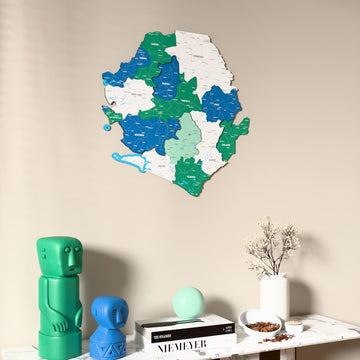 Sierra Leone UV baskılı ahşap harita, bayrak renkli, konsol ve biblolarla bej duvarda