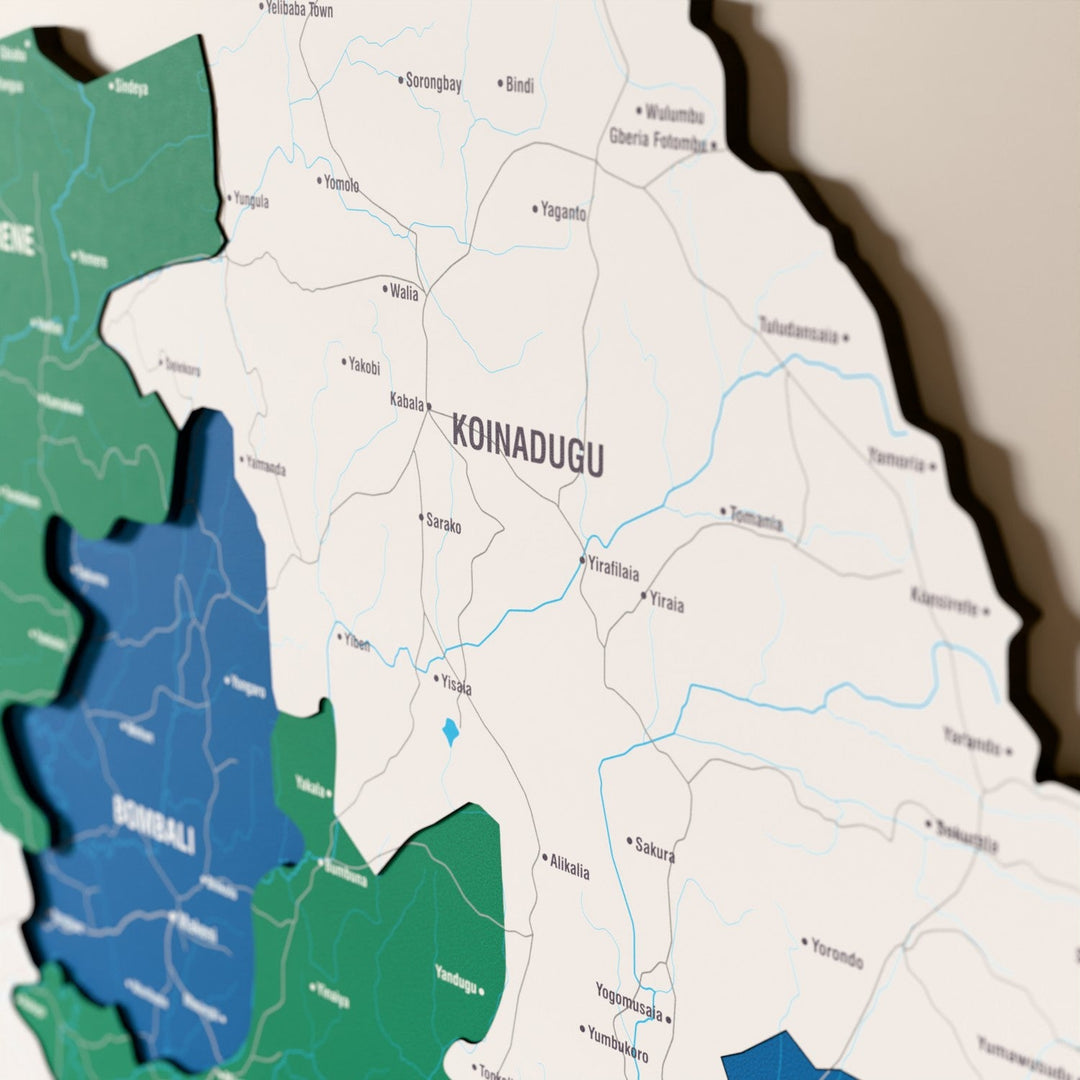 Sierra Leone ahşap haritasında bayrak renkli katmanlı bölgeler ve isimler, yakın plan