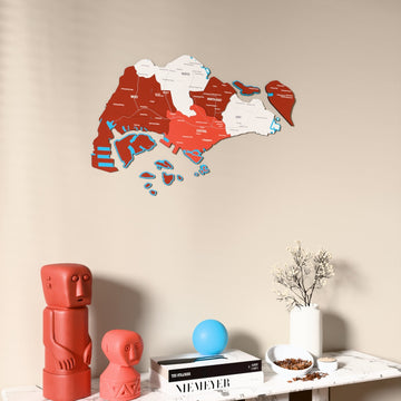 Singapur UV baskılı ahşap harita, bayrak renkli, konsol ve biblolarla bej duvarda