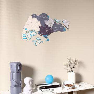 Singapur UV baskılı ahşap harita, Nimbus renk, konsol ve biblolarla bej duvarda