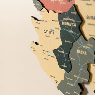 Sırbistan ahşap haritasında Sage renk katmanlı bölgeler ve isimler, yakın plan
