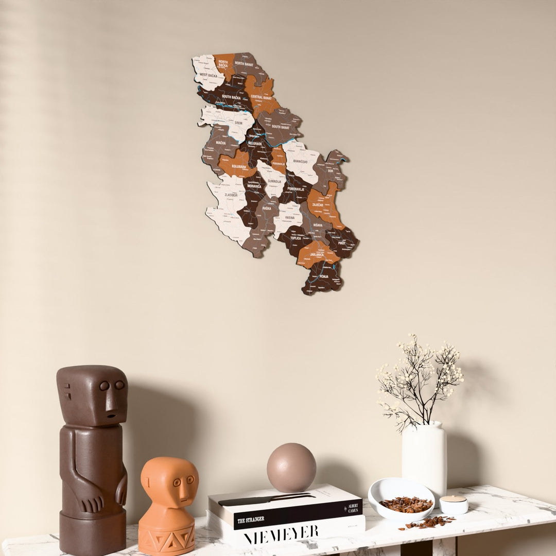 Sırbistan UV baskılı ahşap harita, Soil renk, konsol ve biblolarla bej duvarda