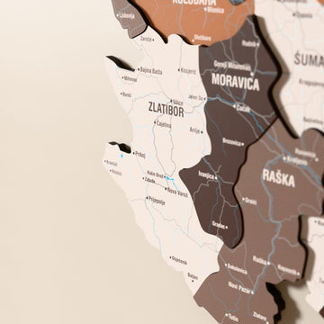 Sırbistan ahşap haritasında Soil renk katmanlı bölgeler ve isimler, yakın plan