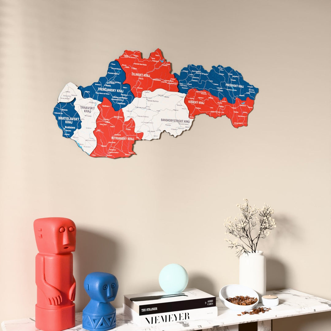 Slovakya UV baskılı ahşap harita, bayrak renkli, konsol ve biblolarla bej duvarda