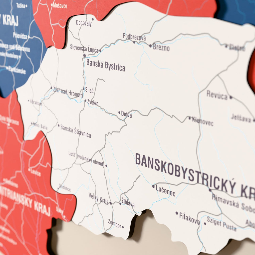 Slovakya ahşap haritasında bayrak renkli katmanlı bölgeler ve isimler, yakın plan