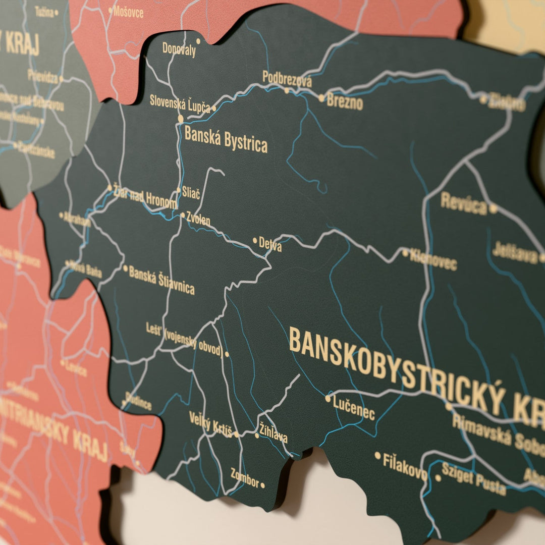 Slovakya ahşap haritasında Sage renk katmanlı bölgeler ve isimler, yakın plan