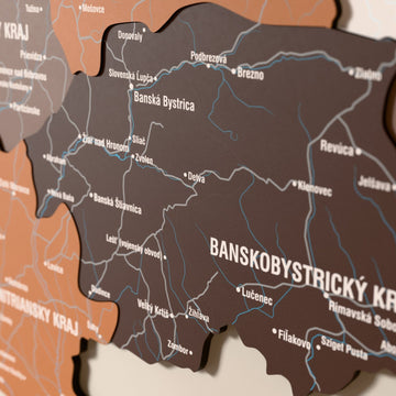 Slovakya ahşap haritasında Soil renk katmanlı bölgeler ve isimler, yakın plan