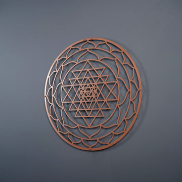 Bakır Sri Yantra metal duvar tablosu, hafif açıyla çekilmiş orta plan görünüm