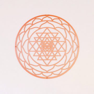 Bakır renkli daire Sri Yantra metal duvar tablosu, açık duvarda önden görünüm