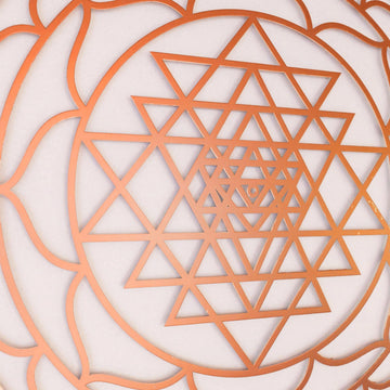 Bakır Sri Yantra duvar tablosunun merkez üçgenleri ve lotus yaprakları, yakın çekim