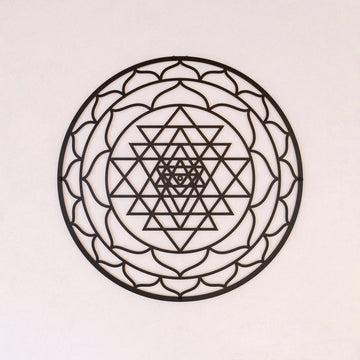 Siyah daire Sri Yantra metal duvar tablosu, lotus yaprakları ve üçgenleriyle önden görünüm