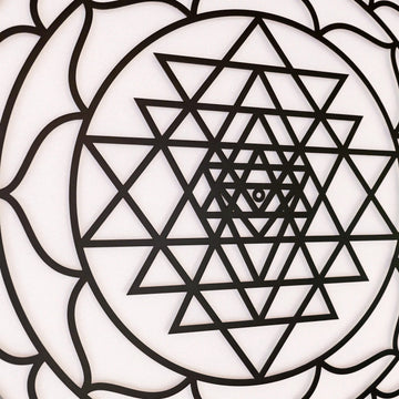 Siyah Sri Yantra duvar tablosunun merkez üçgenleri ve lotus yaprağı detayı, yakın çekim