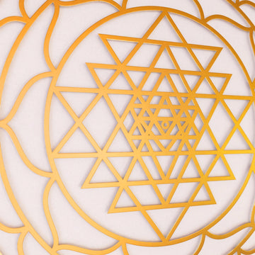 Altın Sri Yantra duvar tablosunun merkez üçgenleri ve lotus yaprakları, yakın çekim