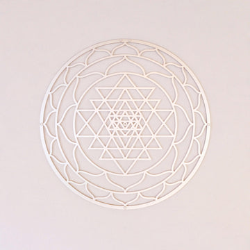 Gümüş renkli daire Sri Yantra metal duvar tablosu, açık duvarda önden görünüm