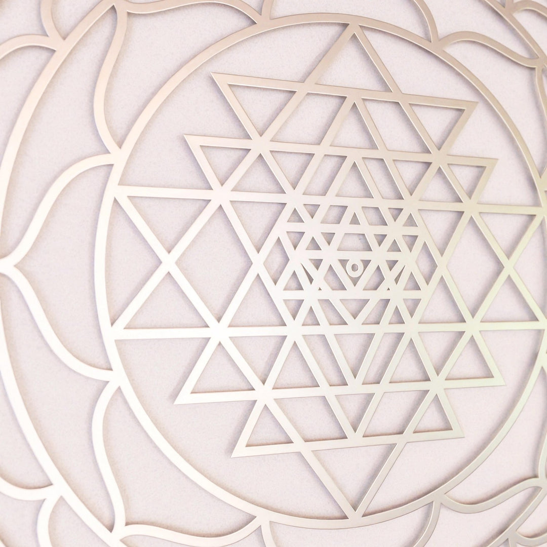 sri-yantra-gumus-metal-tablo-dekoratif-geometrik-duvar-susu-colorfullworldstr