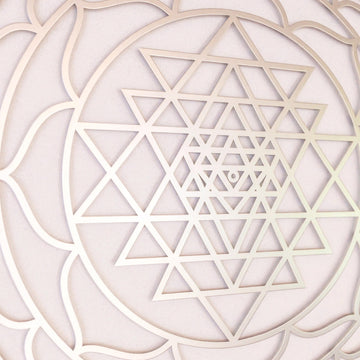 Gümüş Sri Yantra duvar tablosunun üçgenleri ve lotus yaprakları, yakın çekim detay