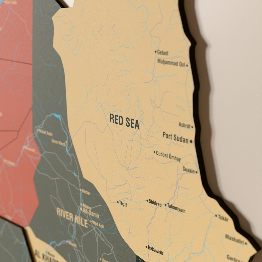Sudan ahşap haritasında Sage renk katmanlı bölgeler ve isimler, yakın plan