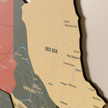 Sudan ahşap haritasında Sage renk katmanlı bölgeler ve isimler, yakın plan