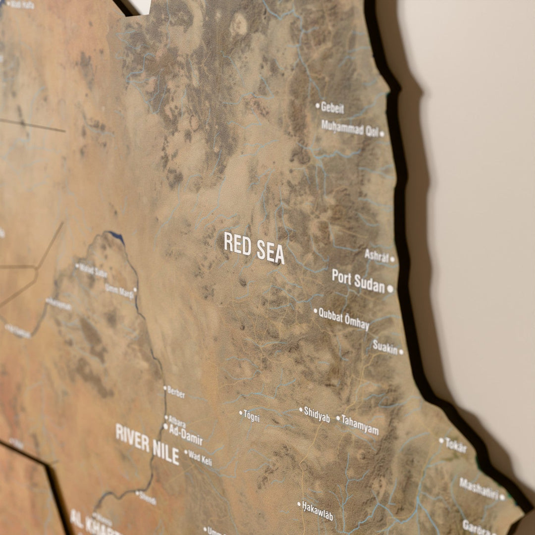 Sudan ahşap haritasında uydu görüntülü katmanlı bölgeler ve isimler, yakın plan