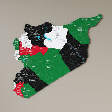 Suriye Bayrağı Suriye ahşap duvar haritası, bölge sınırları ve Arapça yazılarıyla büyük önden görünüm