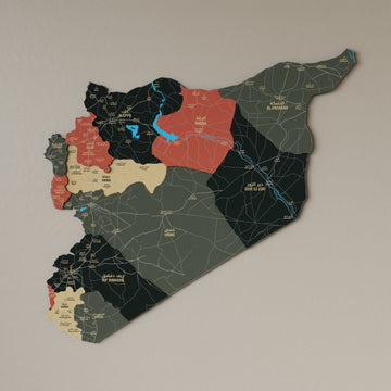 Sage Suriye ahşap duvar haritası, bölge sınırları ve Arapça yazılarıyla büyük önden görünüm