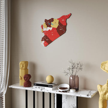 Terracotta Suriye çok katmanlı ahşap harita, perdeli salonda mermer konsolun üstündeki duvarda