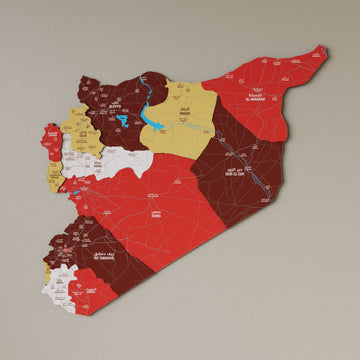 Terracotta Suriye ahşap duvar haritası, bölge sınırları ve Arapça yazılarıyla büyük önden görünüm