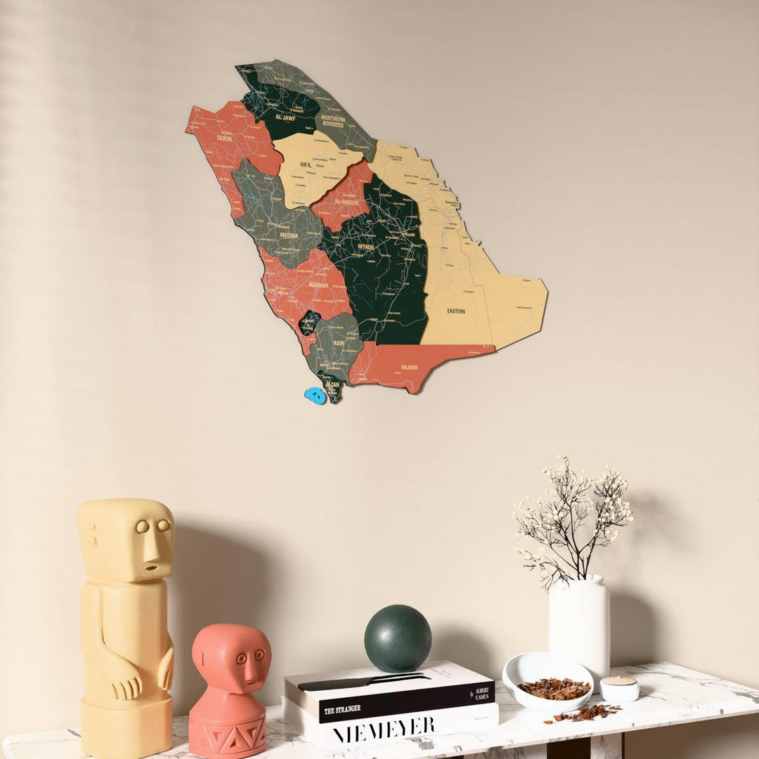 Suudi Arabistan UV baskılı ahşap harita, Sage renk, konsol ve biblolarla bej duvarda