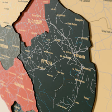 Suudi Arabistan ahşap haritasında Sage renk katmanlı bölgeler ve isimler, yakın plan