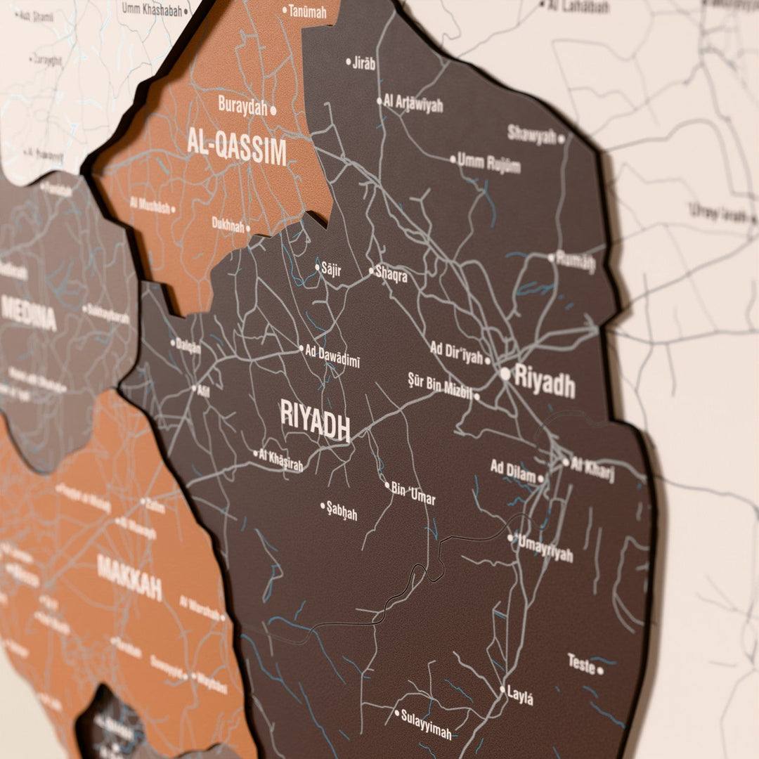 Suudi Arabistan ahşap haritasında Soil renk katmanlı bölgeler ve isimler, yakın plan
