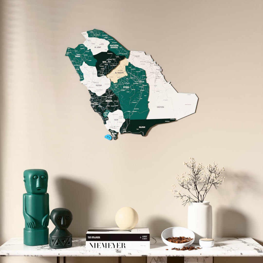 Suudi Arabistan UV baskılı ahşap harita, bayrak renkli, mermer konsolun üzerindeki duvarda, önden görünüm