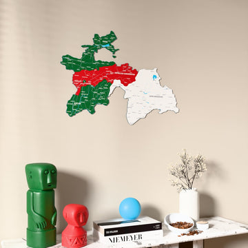 Tacikistan UV baskılı ahşap harita, bayrak renkli, konsol ve biblolarla bej duvarda
