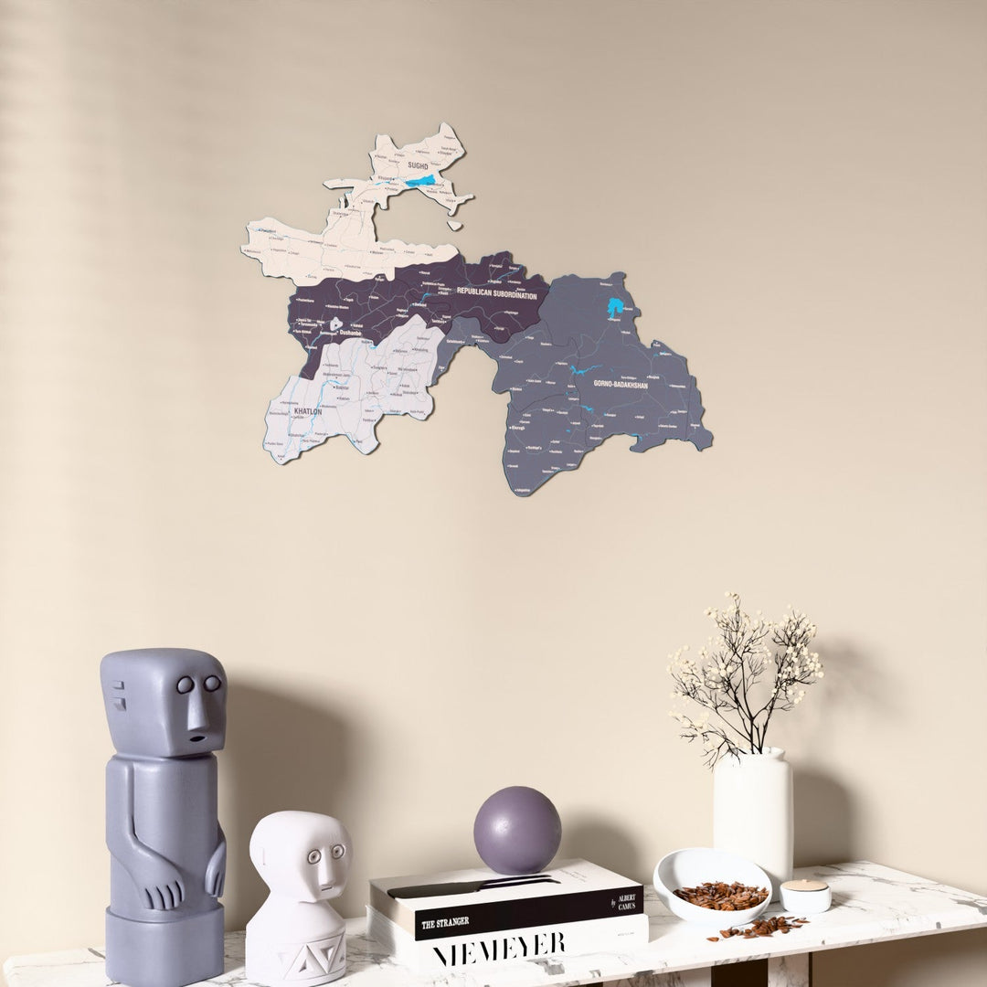 Tacikistan UV baskılı ahşap harita, Nimbus renk, konsol ve biblolarla bej duvarda