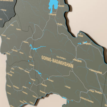 Tacikistan ahşap haritasında Sage renk katmanlı bölgeler ve isimler, yakın plan