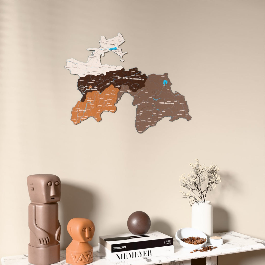 Tacikistan UV baskılı ahşap harita, Soil renk, konsol ve biblolarla bej duvarda