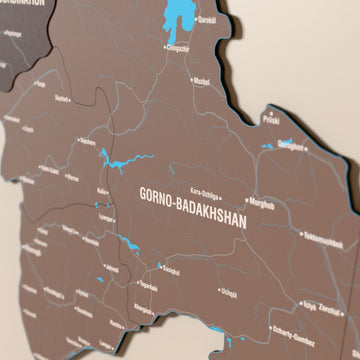 Tacikistan ahşap haritasında Soil renk katmanlı bölgeler ve isimler, yakın plan