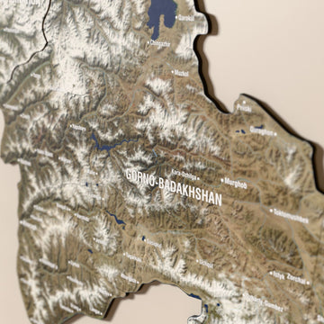 Tacikistan ahşap haritasında uydu görüntülü katmanlı bölgeler ve isimler, yakın plan