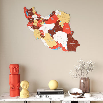 Terracotta tonlarında ahşap İran haritası, çok katmanlı duvar dekoru, konsolun üst tarafındaki duvarda geniş görünüm