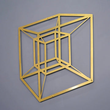 Altın Tesseract küpü geometrik metal tablo, gri duvarda önden görünüm