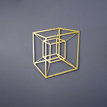 Altın Tesseract küpü metal duvar tablosu, gri duvarda görünüm