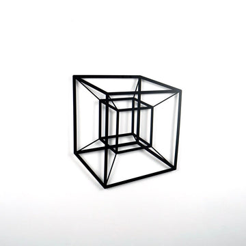 Siyah Tesseract küpü metal duvar tablosu, beyaz duvarda yandan görünüm