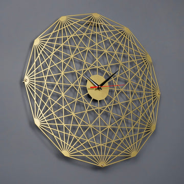Altın Tesseract metal duvar saati, gri duvarda kırmızı saniye ibreli önden görünüm