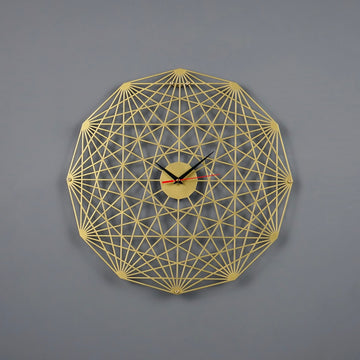 Altın renkli Tesseract metal duvar saati, gri duvarda önden bakış
