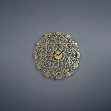 Altın Tesseract geometrik metal duvar saati, gri duvarda uzaktan görünüm