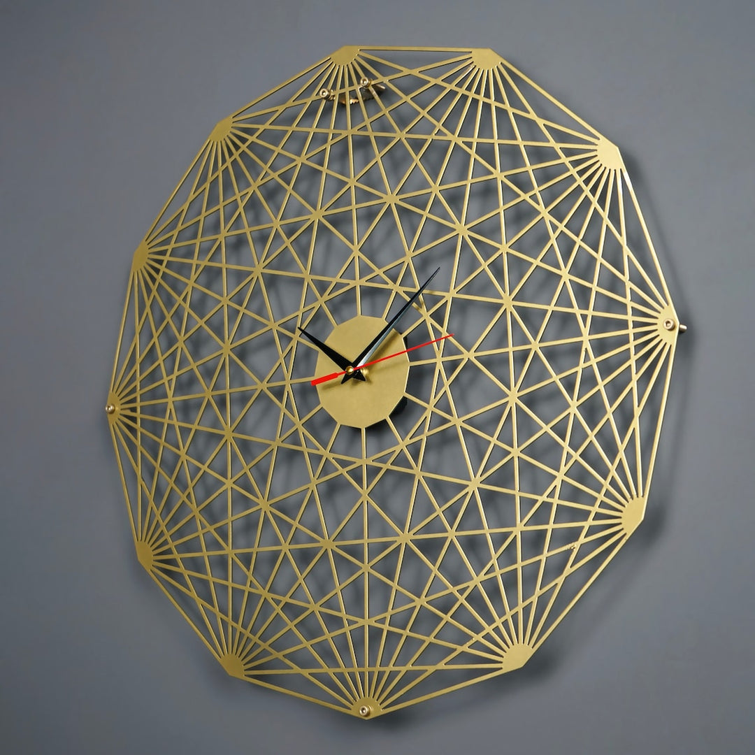 Altın Tesseract metal duvar saatinin geometrik çizgi ağı ve kadranı, yakın çekim