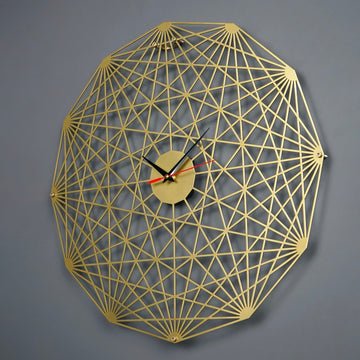 Altın Tesseract metal duvar saatinin geometrik çizgi ağı ve kadranı, yakın çekim