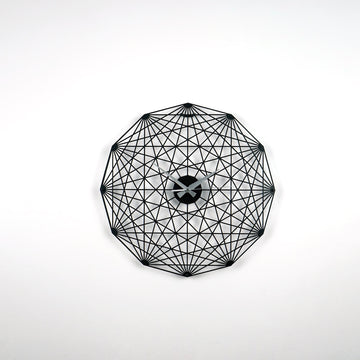 Siyah Tesseract geometrik metal duvar saati, beyaz duvarda önden görünüm