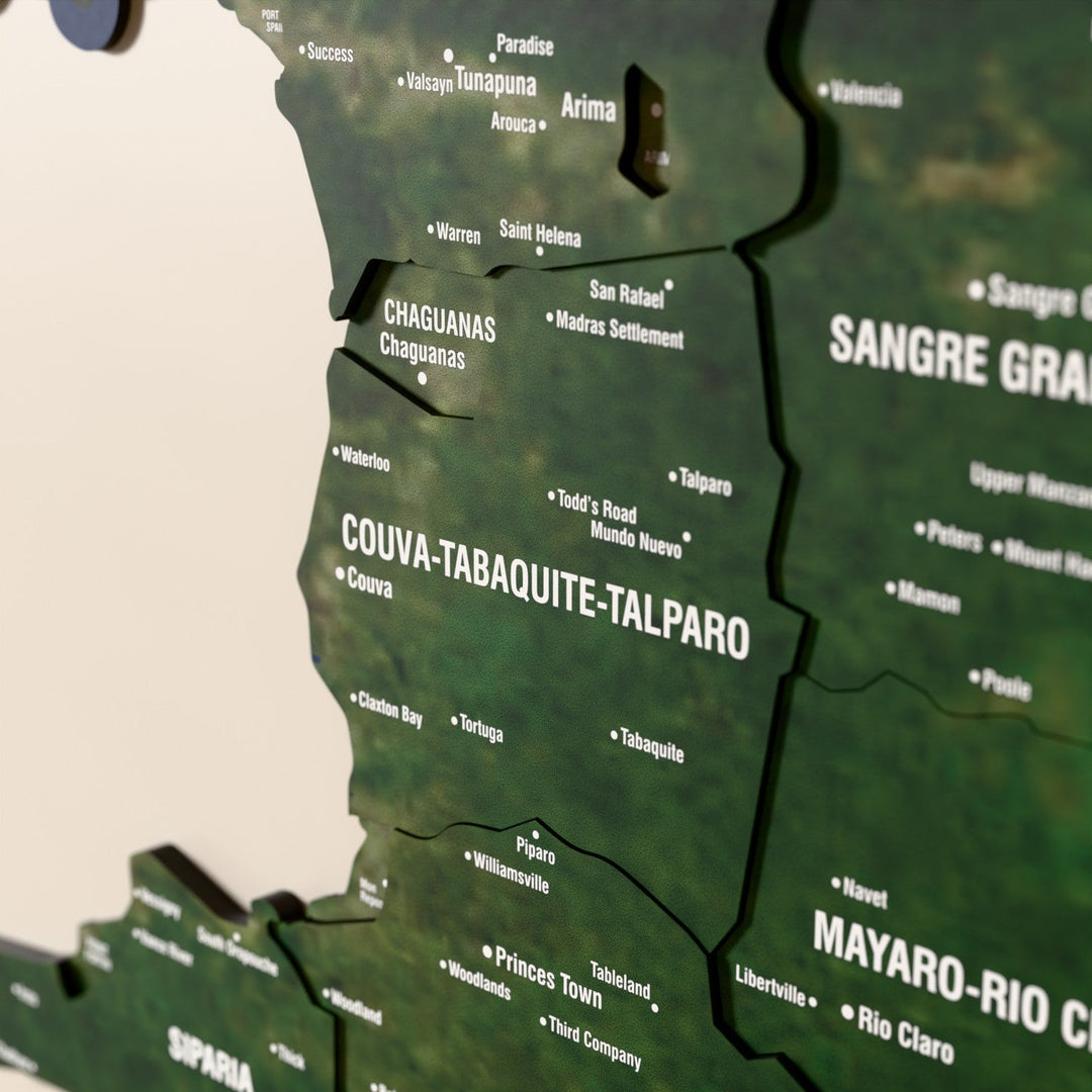 Trinidad ve Tobago ahşap haritasında uydu görüntülü katmanlı bölgeler ve isimler, yakın plan