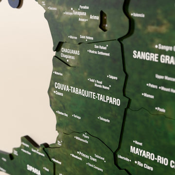 Trinidad ve Tobago ahşap haritasında uydu görüntülü katmanlı bölgeler ve isimler, yakın plan