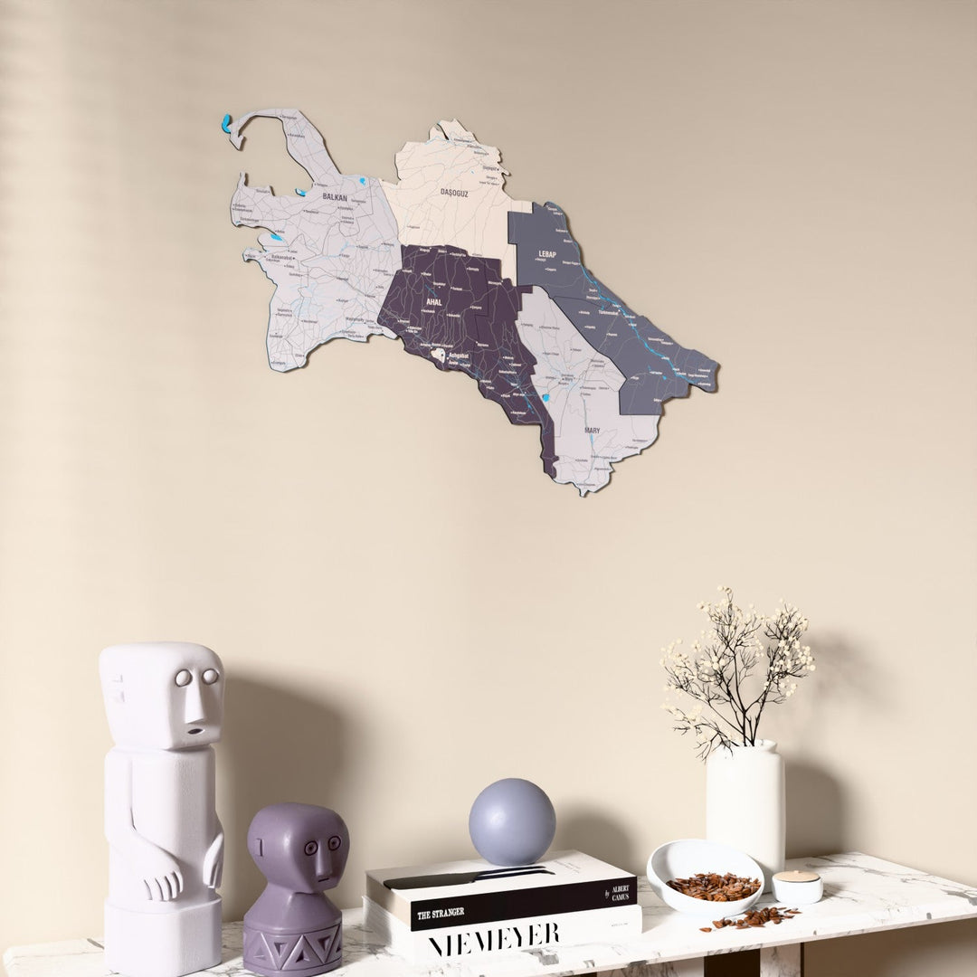 Türkmenistan UV baskılı ahşap harita, Nimbus renk, konsol ve biblolarla bej duvarda